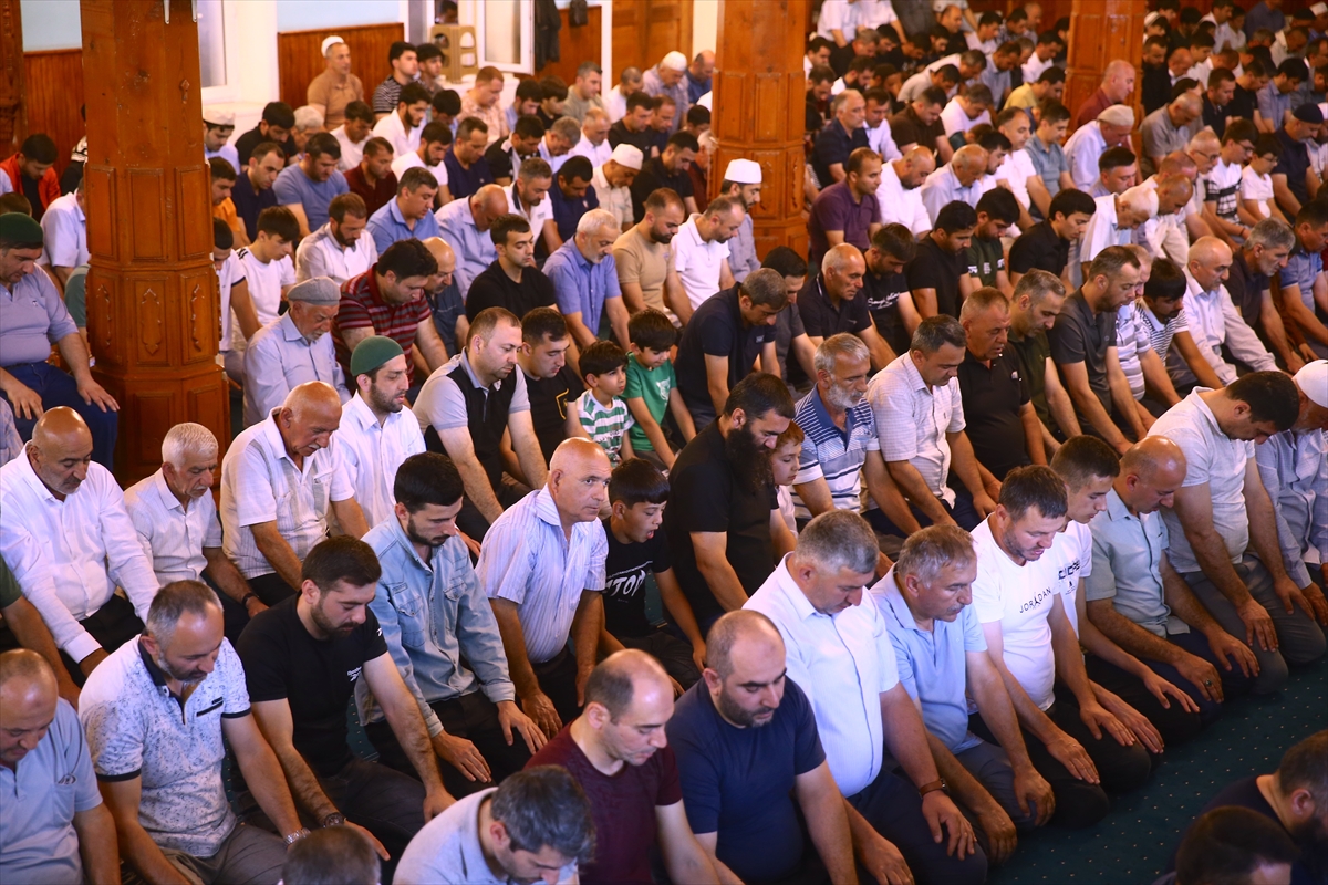 Kurban Bayramı sabahında dünyada bayram namazı