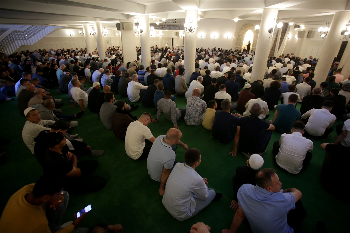 Kurban Bayramı sabahında dünyada bayram namazı