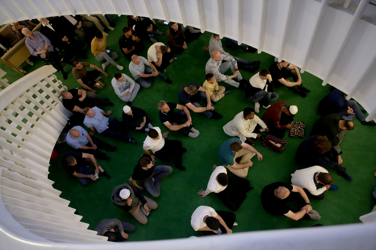 Kurban Bayramı sabahında dünyada bayram namazı