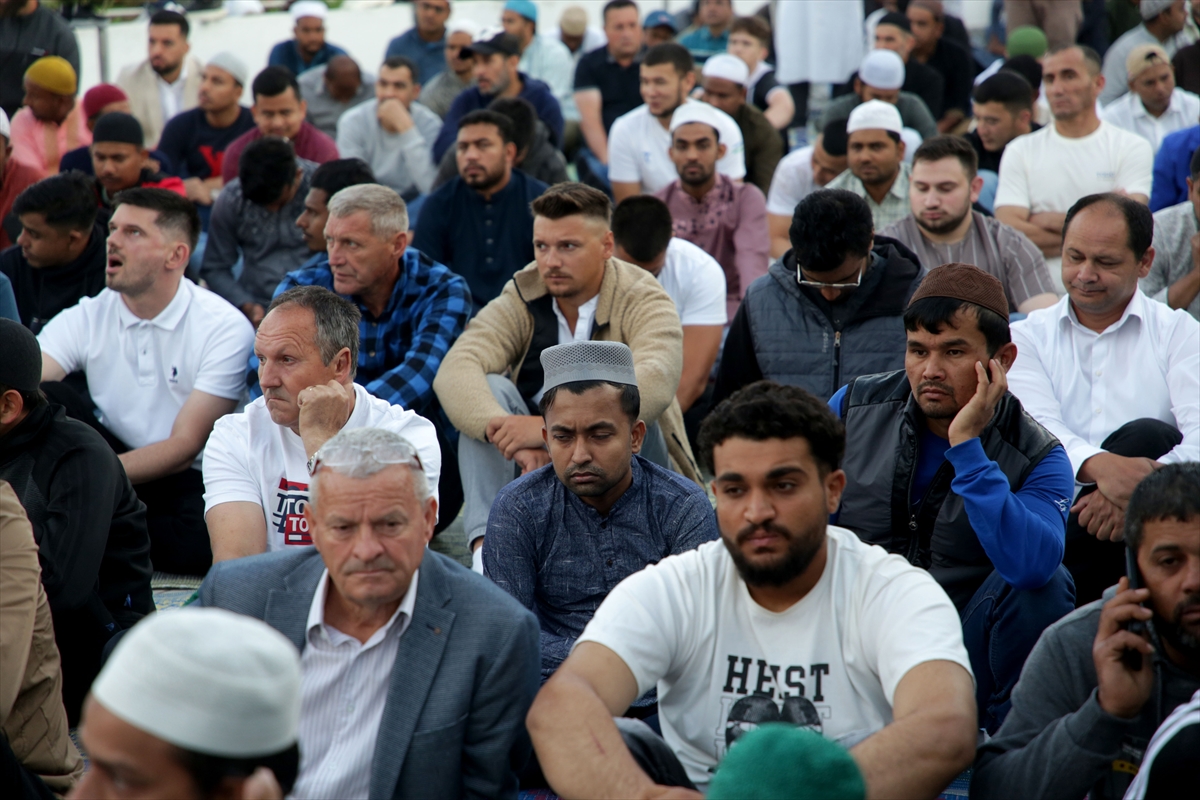 Kurban Bayramı sabahında dünyada bayram namazı