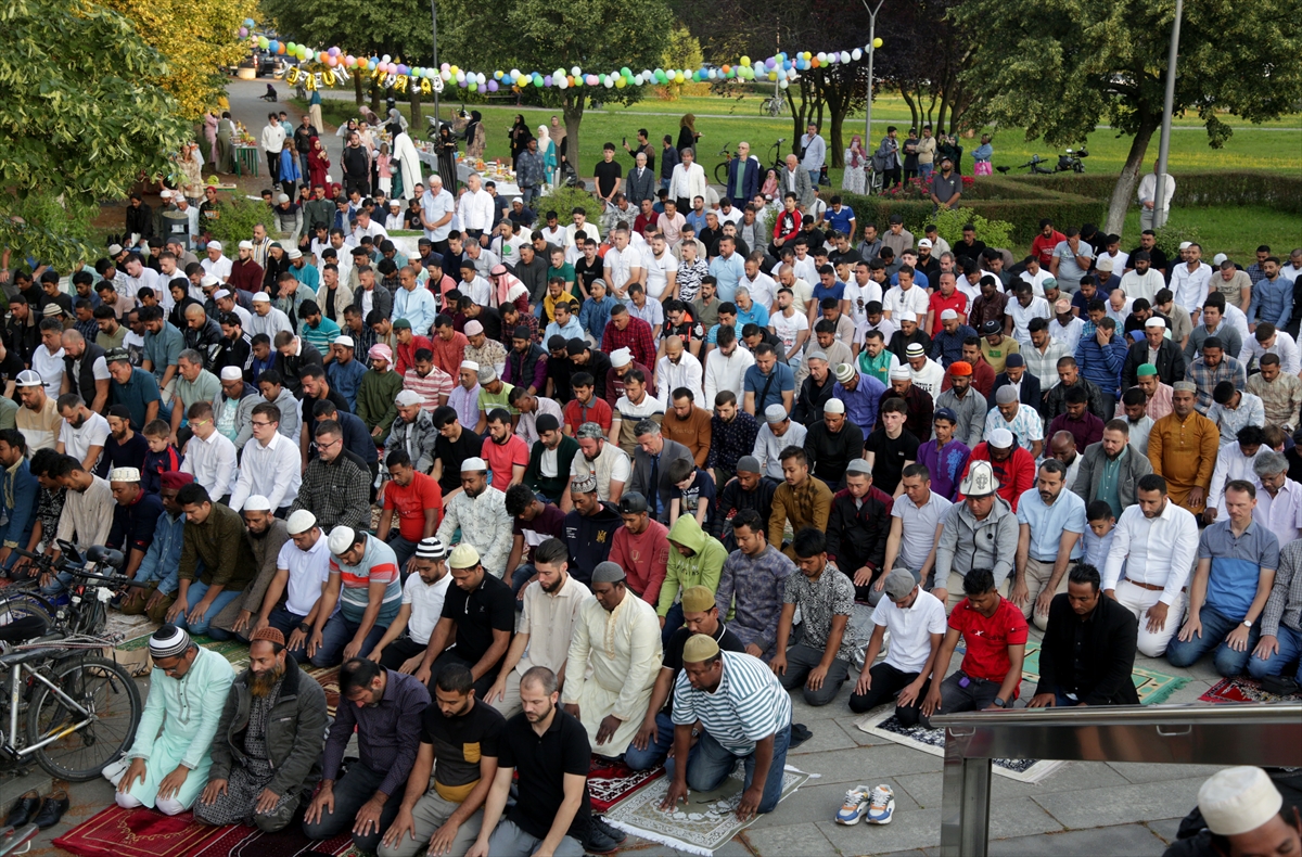 Kurban Bayramı sabahında dünyada bayram namazı