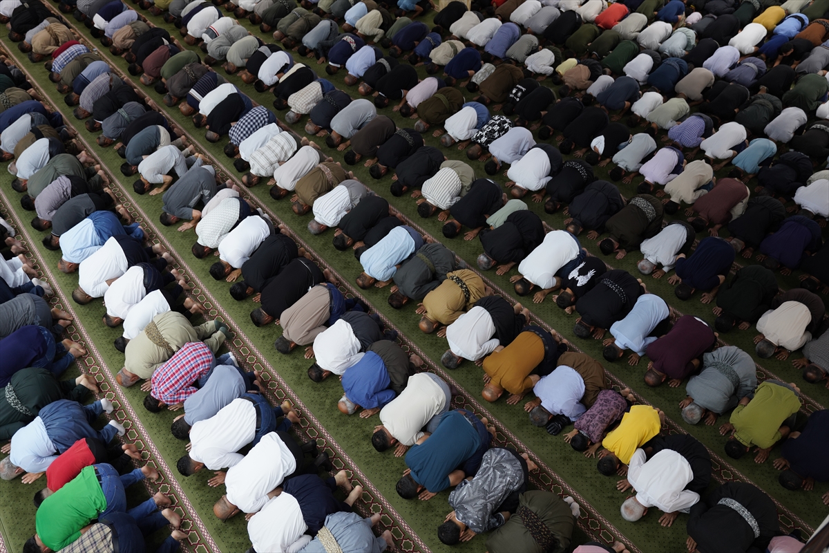 Kurban Bayramı sabahında dünyada bayram namazı