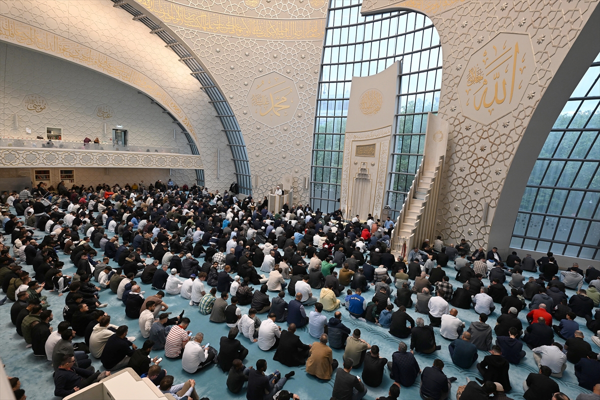 Kurban Bayramı sabahında dünyada bayram namazı