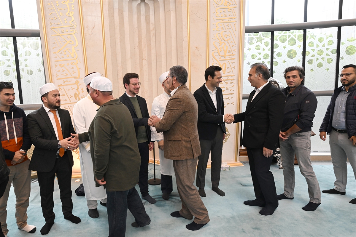 Kurban Bayramı sabahında dünyada bayram namazı