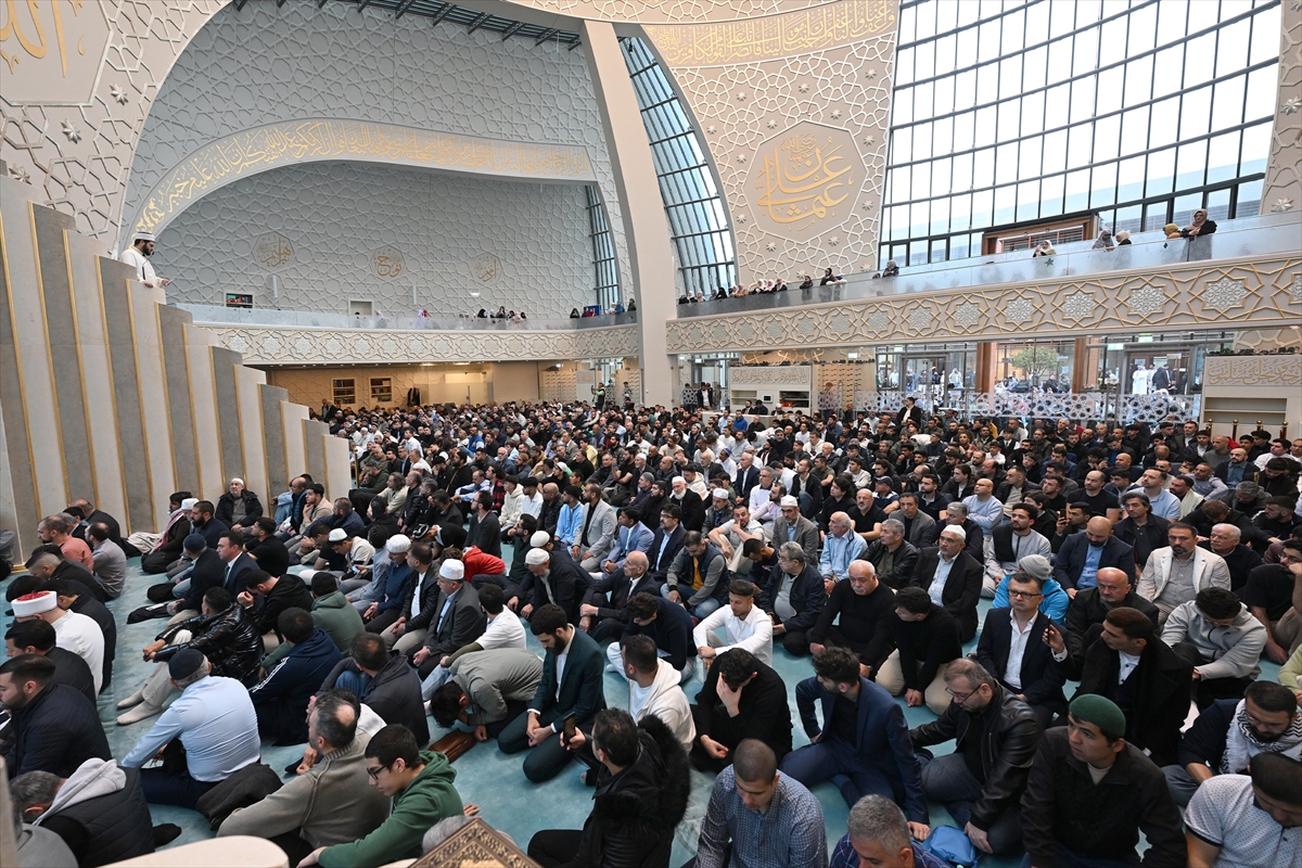 Kurban Bayramı sabahında dünyada bayram namazı