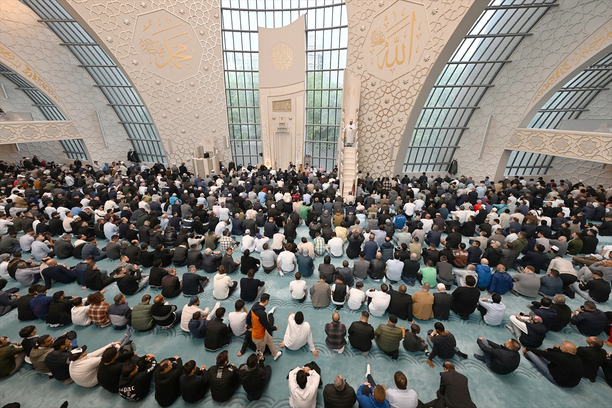 Kurban Bayramı sabahında dünyada bayram namazı