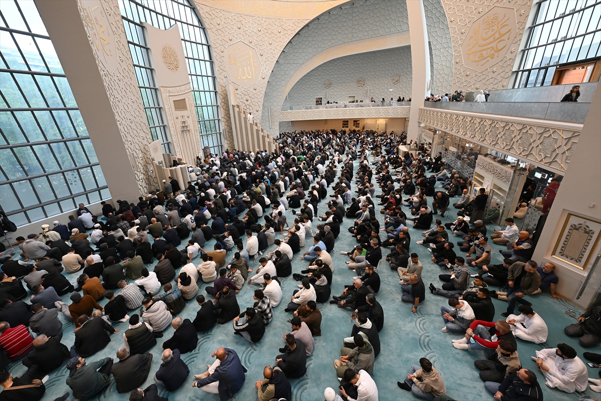 Kurban Bayramı sabahında dünyada bayram namazı