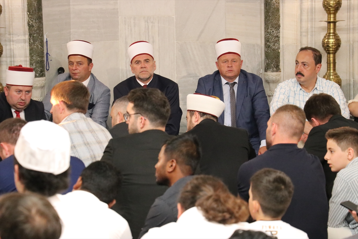 Kurban Bayramı sabahında dünyada bayram namazı