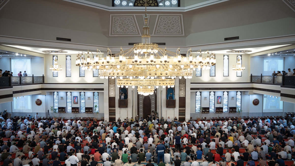 Kurban Bayramı sabahında dünyada bayram namazı