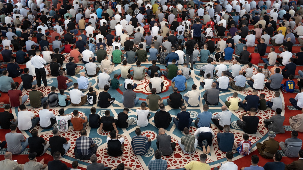 Kurban Bayramı sabahında dünyada bayram namazı