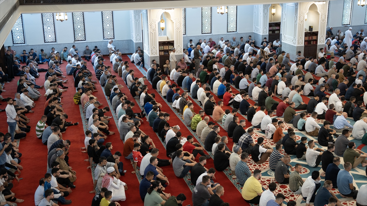 Kurban Bayramı sabahında dünyada bayram namazı