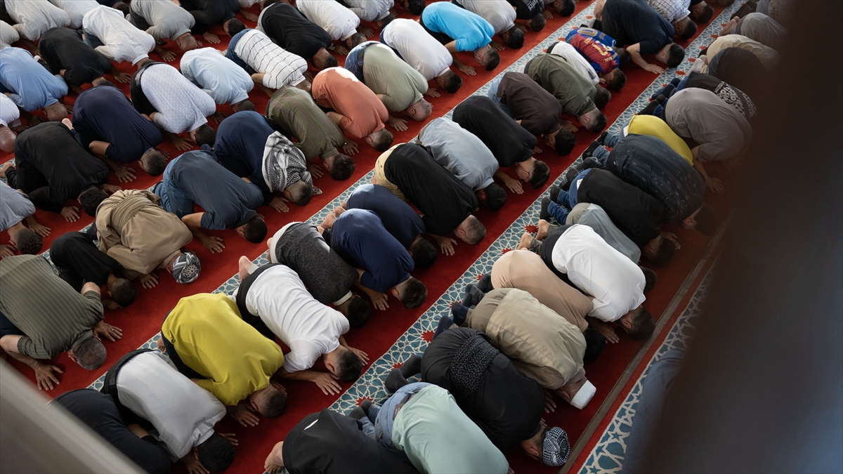 Kurban Bayramı sabahında dünyada bayram namazı