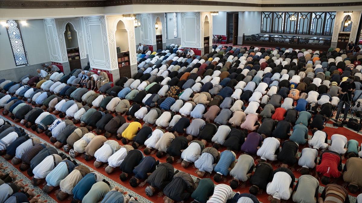 Kurban Bayramı sabahında dünyada bayram namazı