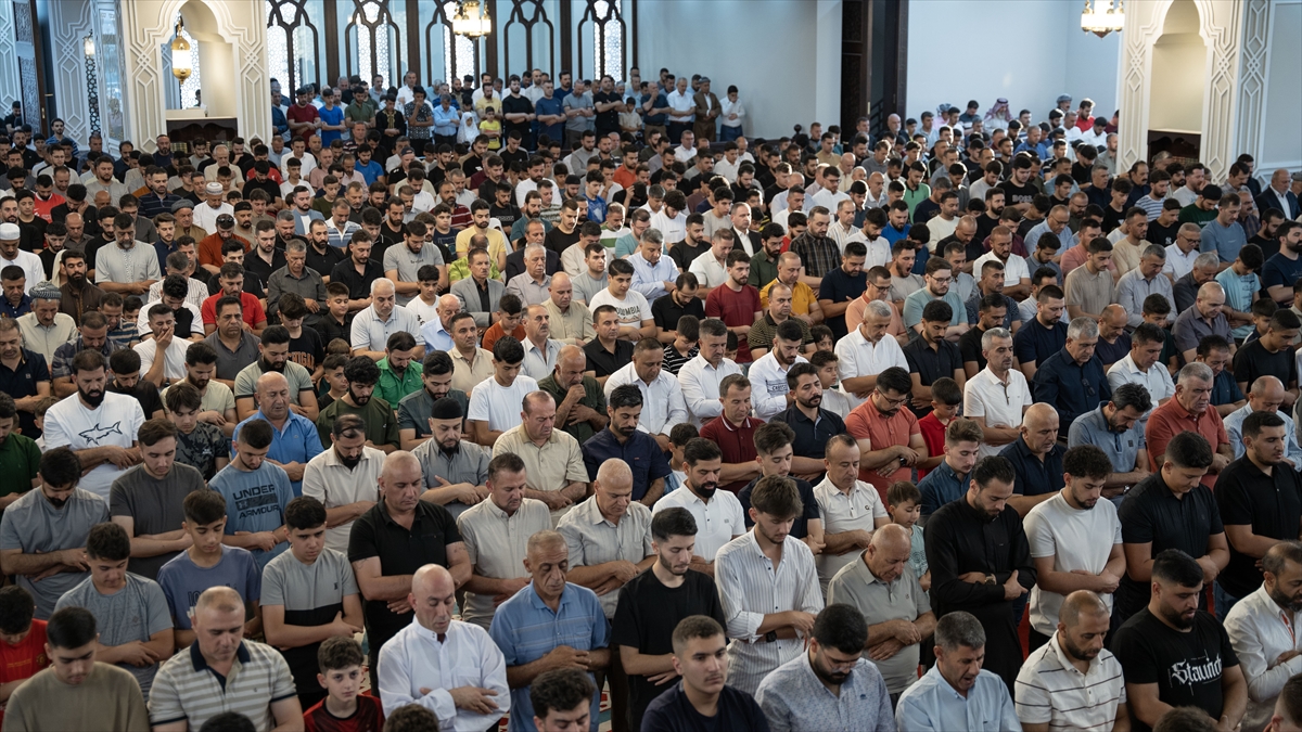 Kurban Bayramı sabahında dünyada bayram namazı