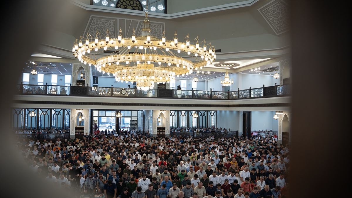 Kurban Bayramı sabahında dünyada bayram namazı