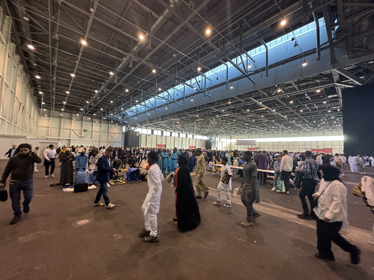 Kurban Bayramı sabahında dünyada bayram namazı