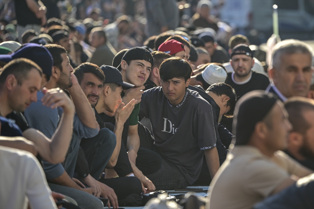 Kurban Bayramı sabahında dünyada bayram namazı