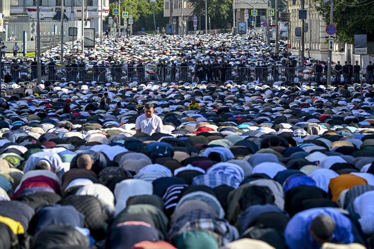 Kurban Bayramı sabahında dünyada bayram namazı