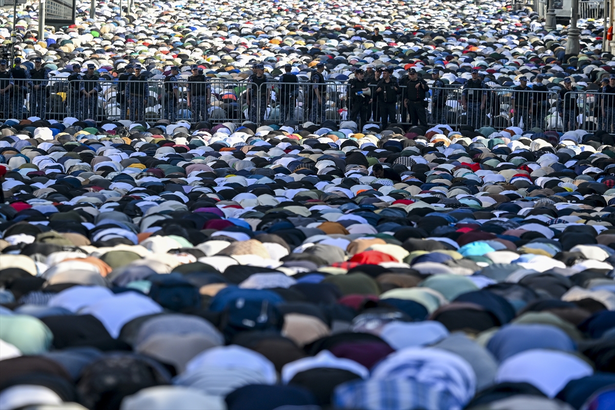 Kurban Bayramı sabahında dünyada bayram namazı