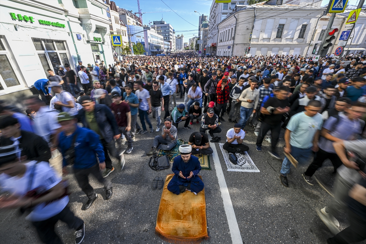 Kurban Bayramı sabahında dünyada bayram namazı