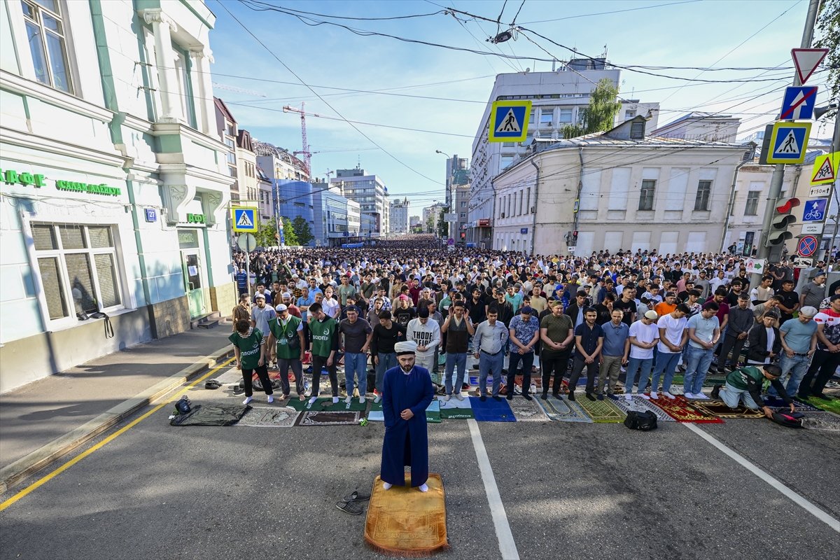 Kurban Bayramı sabahında dünyada bayram namazı