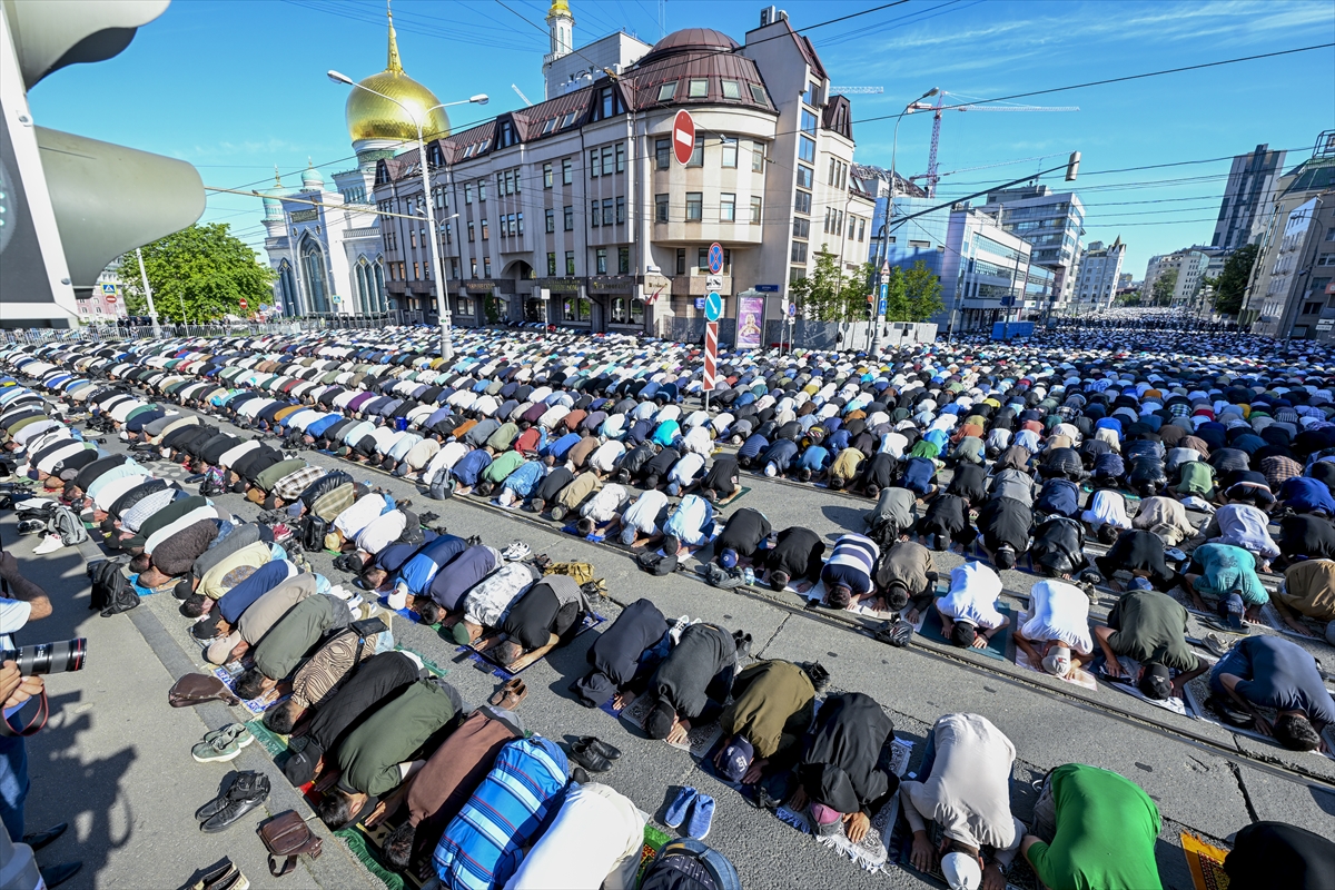 Kurban Bayramı sabahında dünyada bayram namazı