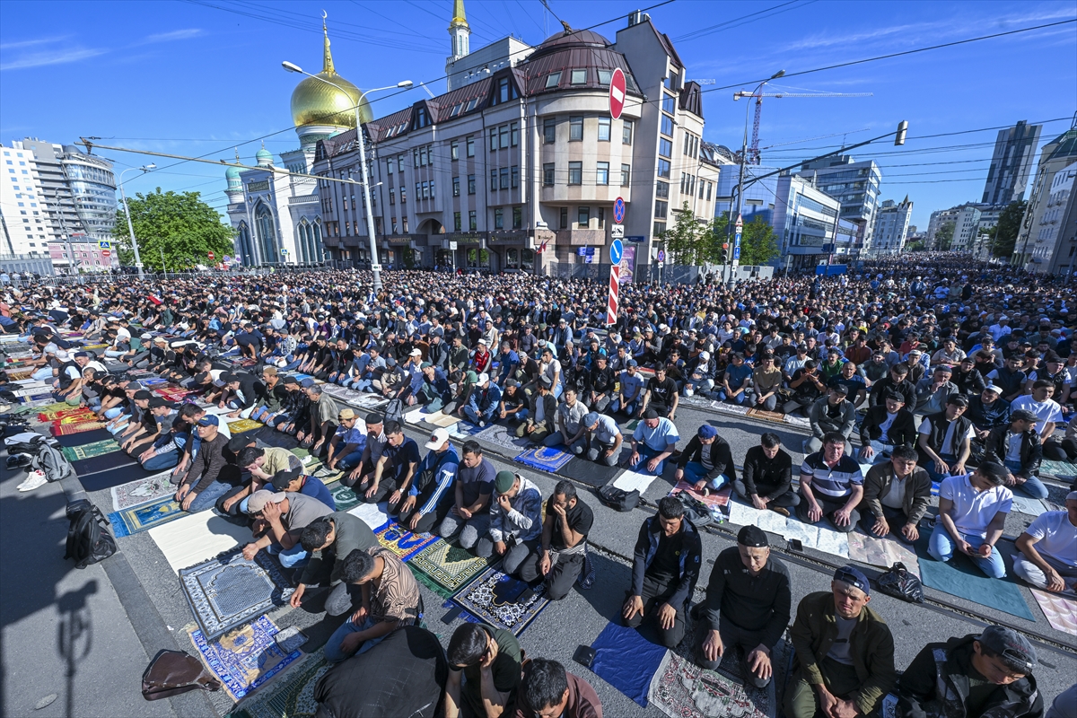 Kurban Bayramı sabahında dünyada bayram namazı