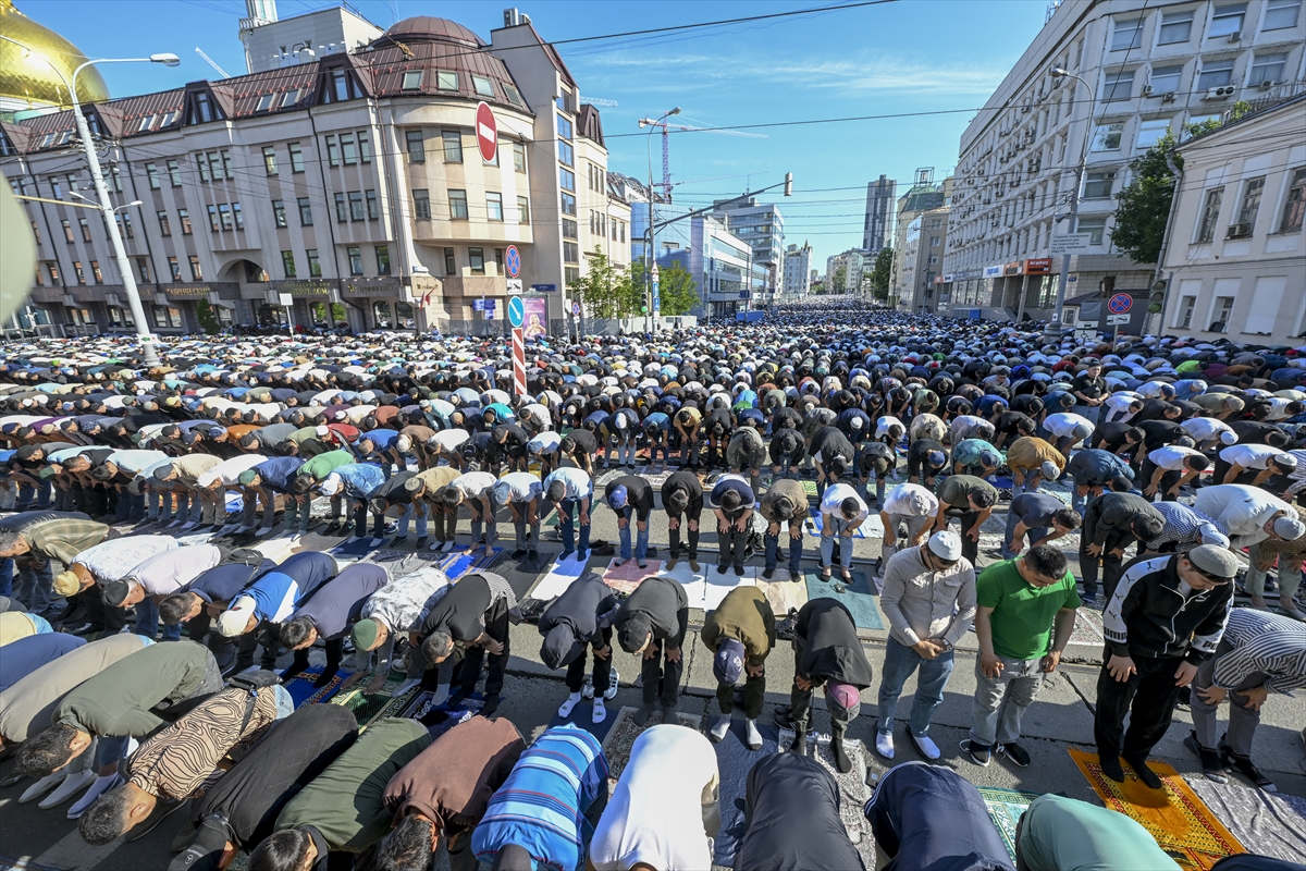Kurban Bayramı sabahında dünyada bayram namazı