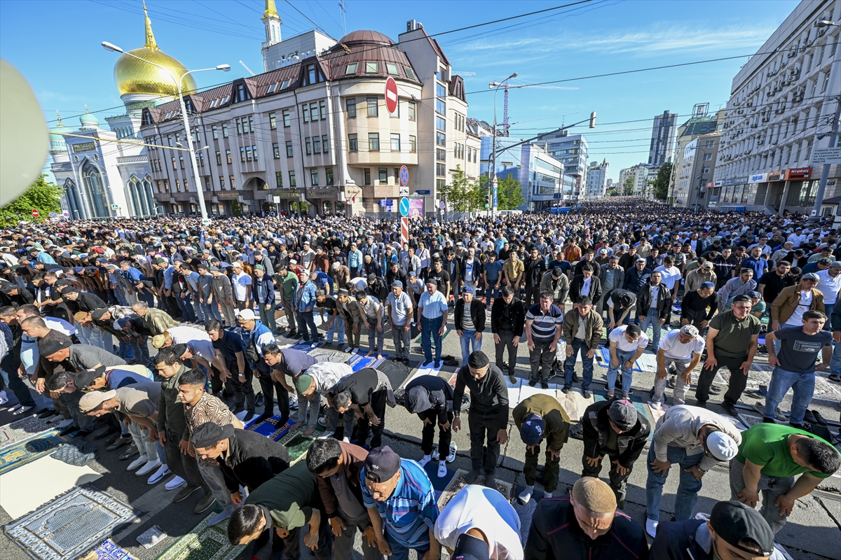 Kurban Bayramı sabahında dünyada bayram namazı