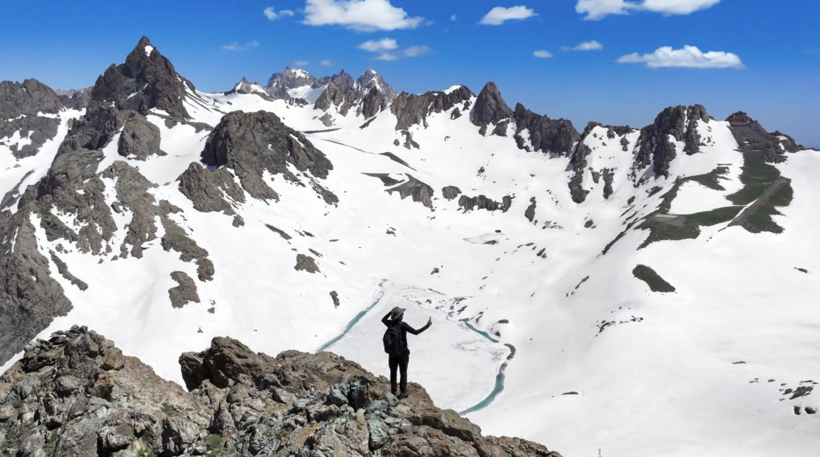 Hakkari'de adrenalin tutkunları karın keyfini çıkardı