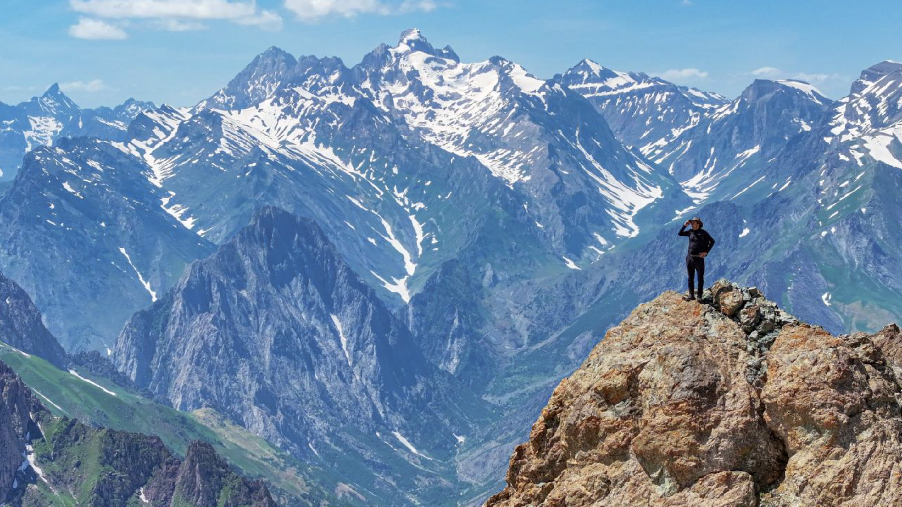 Hakkari'de adrenalin tutkunları karın keyfini çıkardı