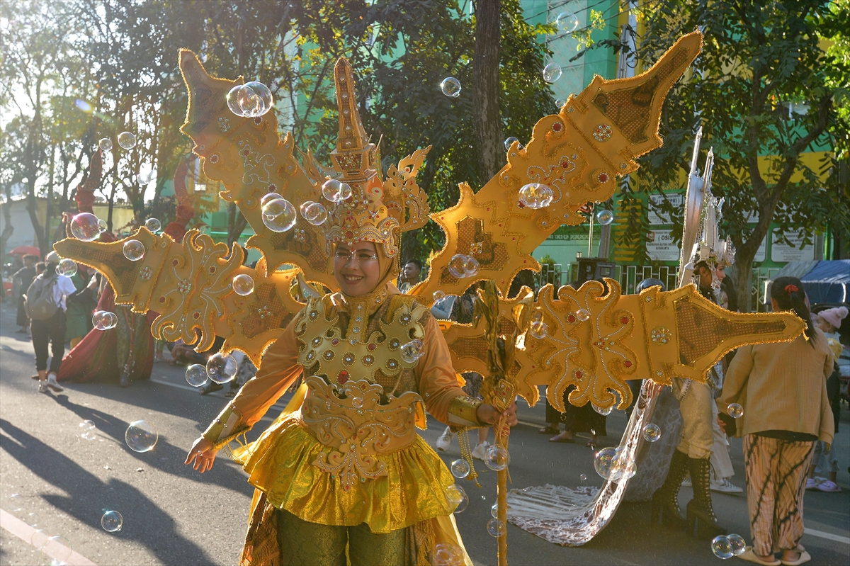 Endonezya'da Solo Batik Karnavalı coşkusu