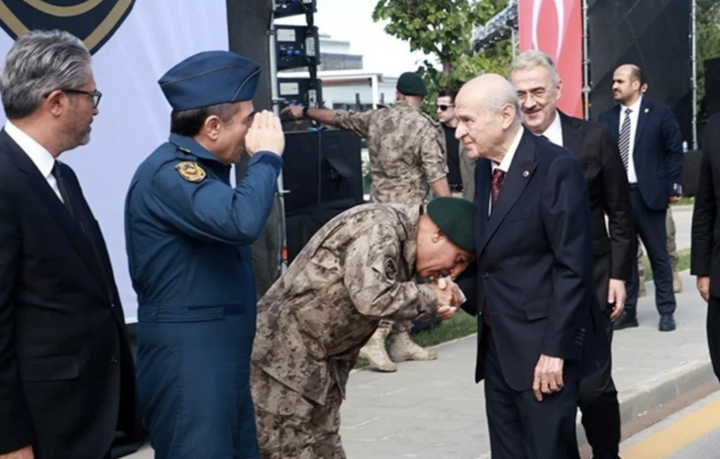 Devlet Bahçeli, Özel Harekat Başkanlığını ziyaret etti