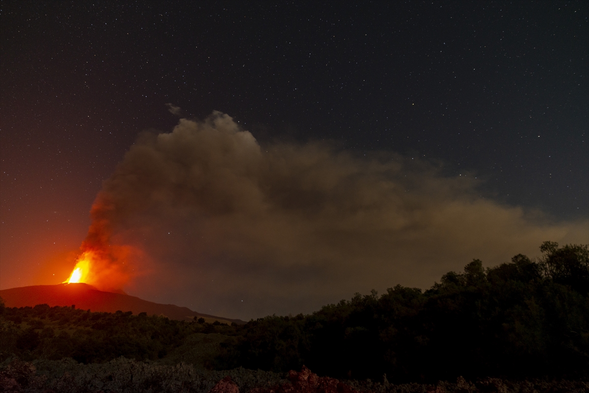İtalya'da Etna Yanardağı lav püskürtmeye devam ediyor