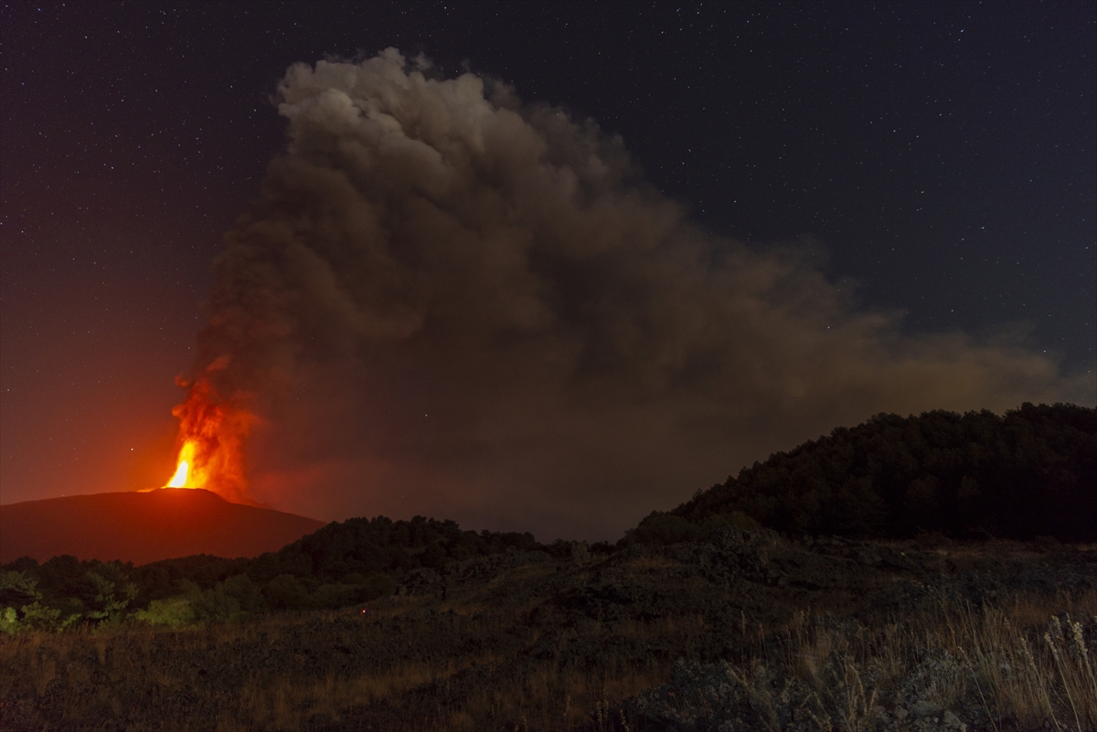 İtalya'da Etna Yanardağı lav püskürtmeye devam ediyor
