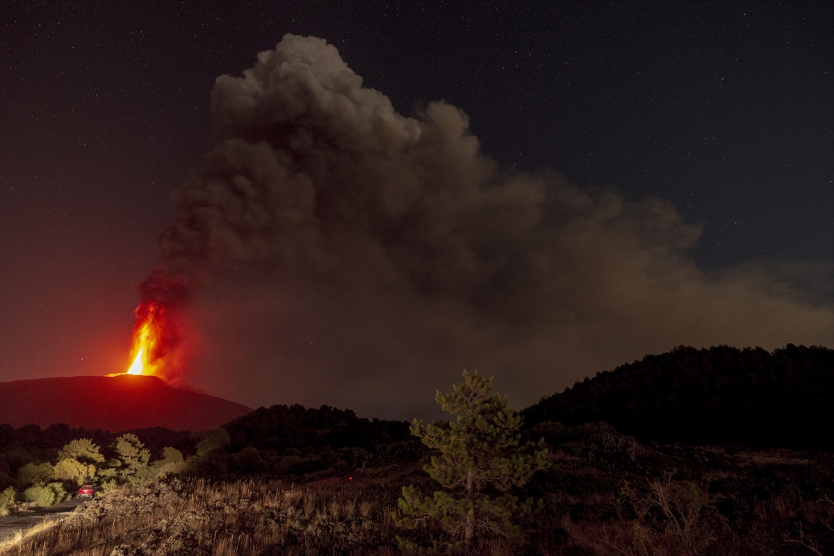İtalya'da Etna Yanardağı lav püskürtmeye devam ediyor
