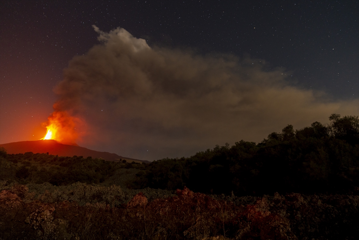 İtalya'da Etna Yanardağı lav püskürtmeye devam ediyor