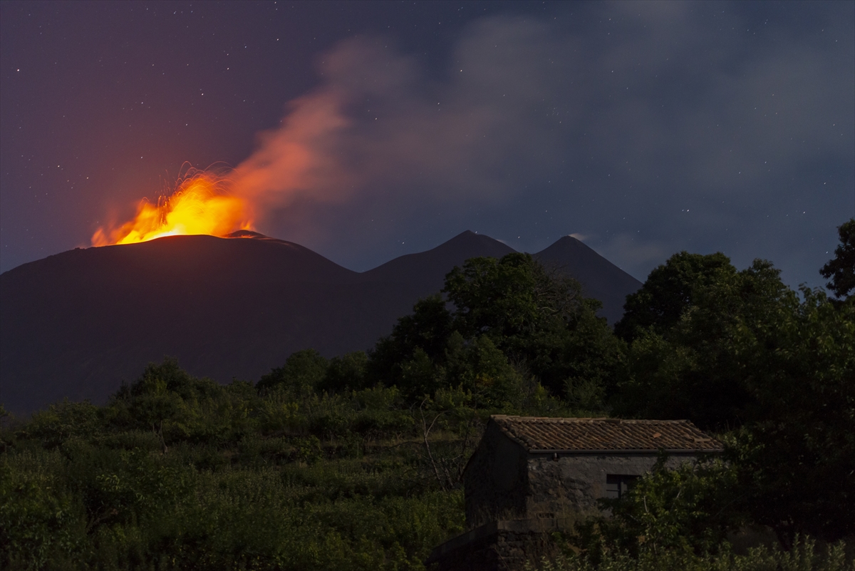 İtalya'da Etna Yanardağı lav püskürtmeye devam ediyor