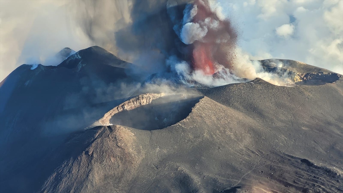 İtalya'da Etna Yanardağı lav püskürtmeye devam ediyor