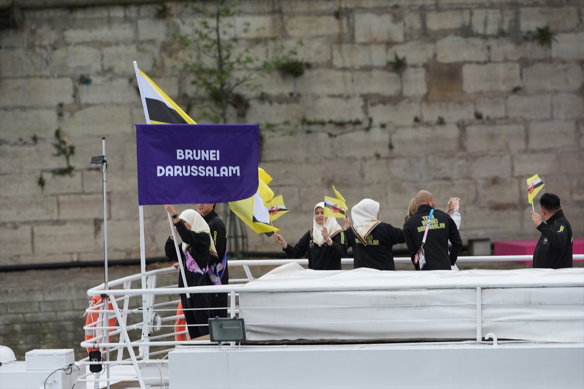 Paris 2024 Olimpiyat Oyunları'nın açılış töreni: Takımlar Sen Nehri'nden geçti