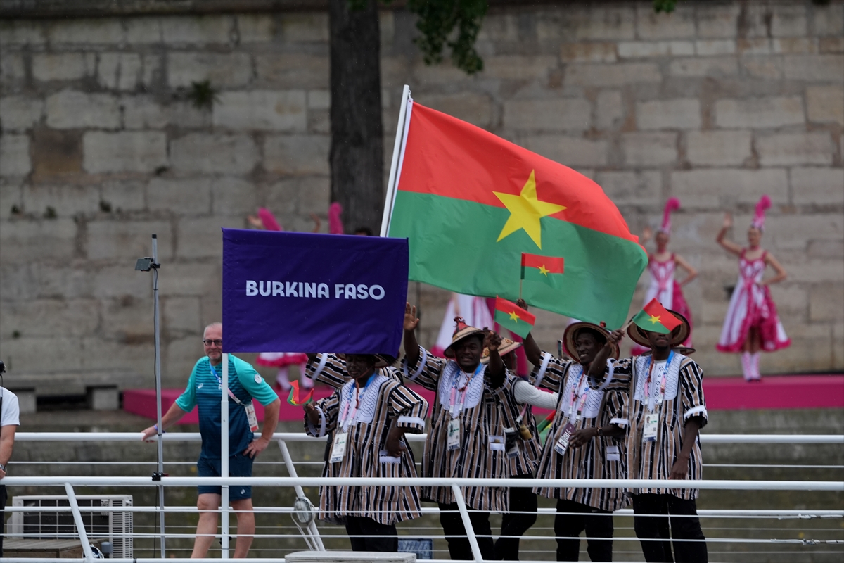Paris 2024 Olimpiyat Oyunları'nın açılış töreni: Takımlar Sen Nehri'nden geçti