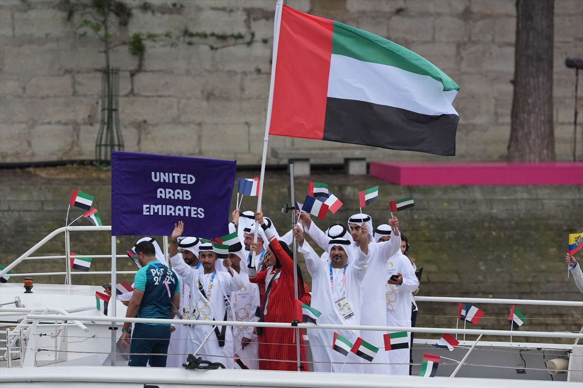 Paris 2024 Olimpiyat Oyunları'nın açılış töreni: Takımlar Sen Nehri'nden geçti