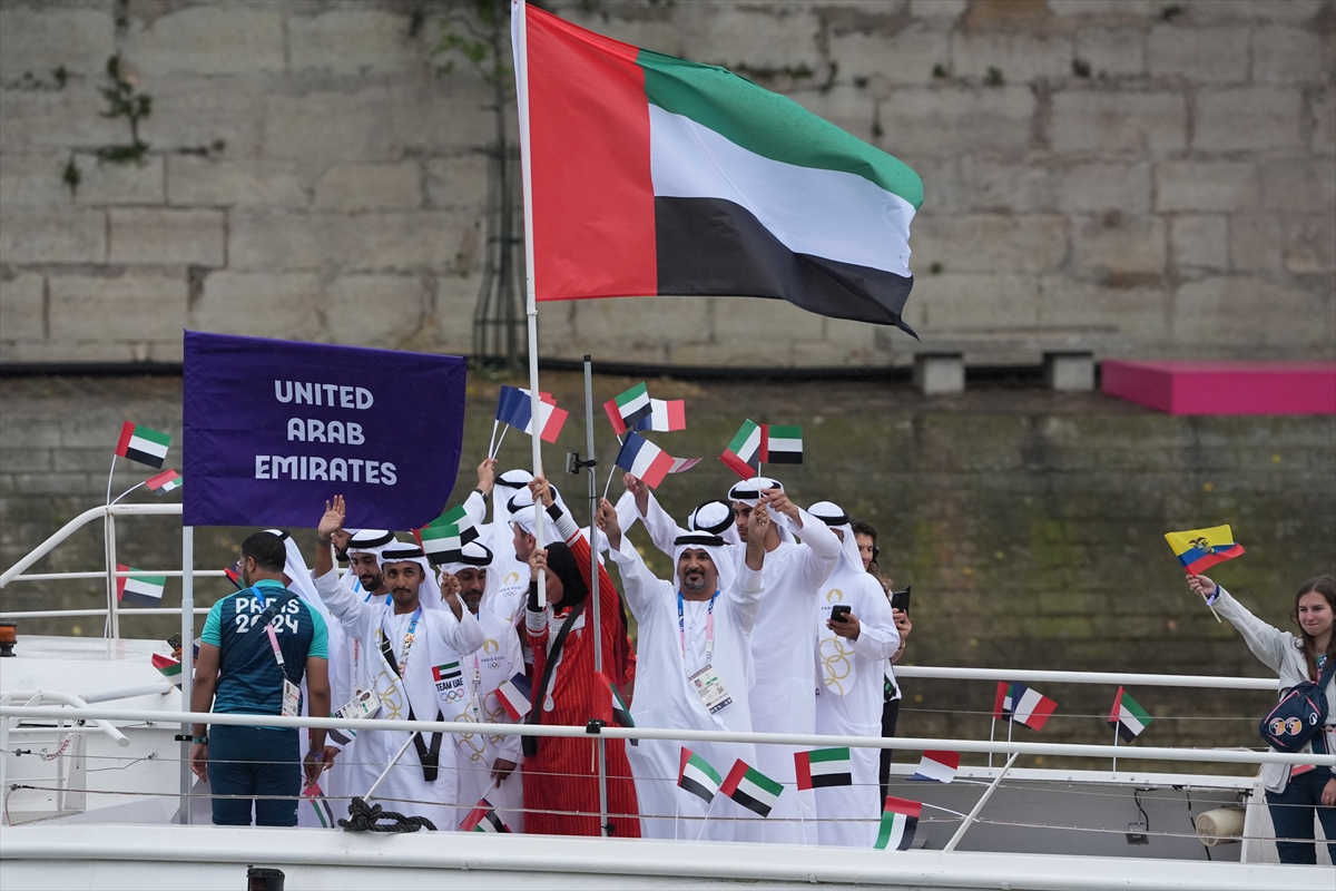 Paris 2024 Olimpiyat Oyunları'nın açılış töreni: Takımlar Sen Nehri'nden geçti