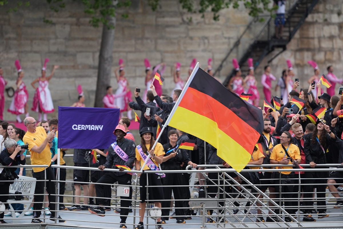 Paris 2024 Olimpiyat Oyunları'nın açılış töreni: Takımlar Sen Nehri'nden geçti