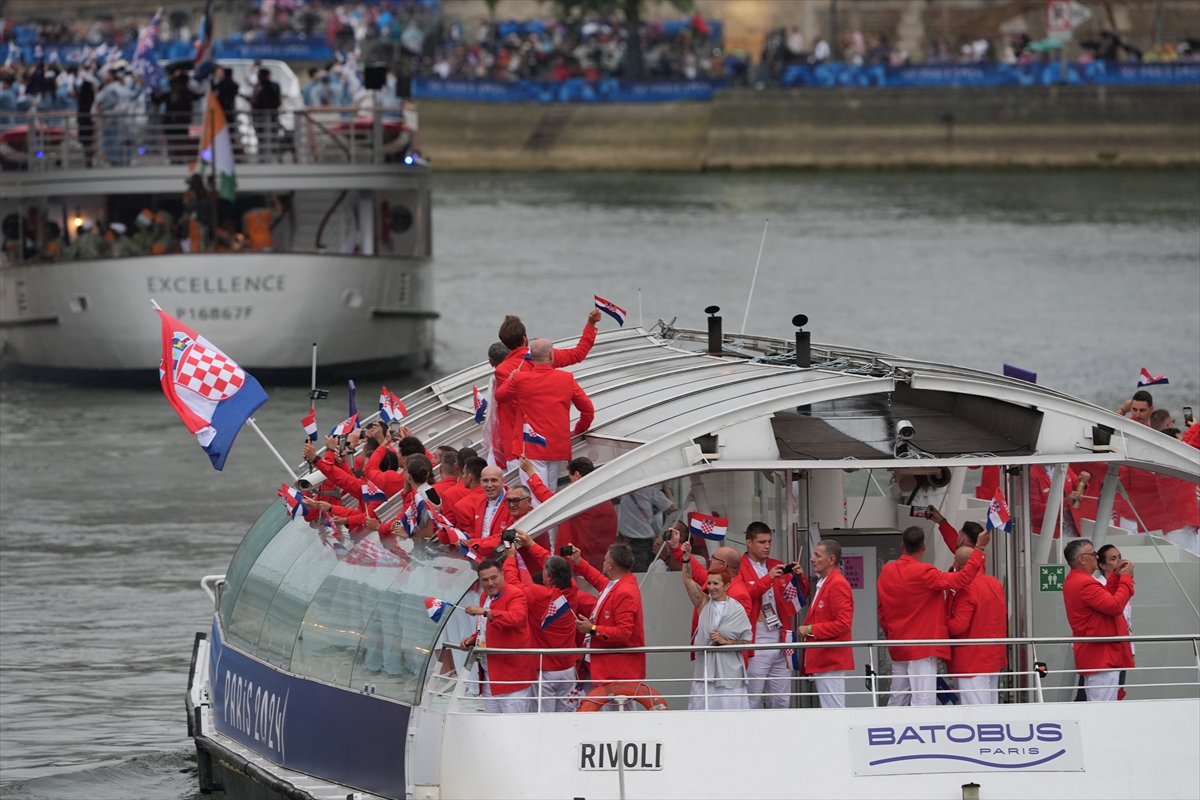 Paris 2024 Olimpiyat Oyunları'nın açılış töreni: Takımlar Sen Nehri'nden geçti
