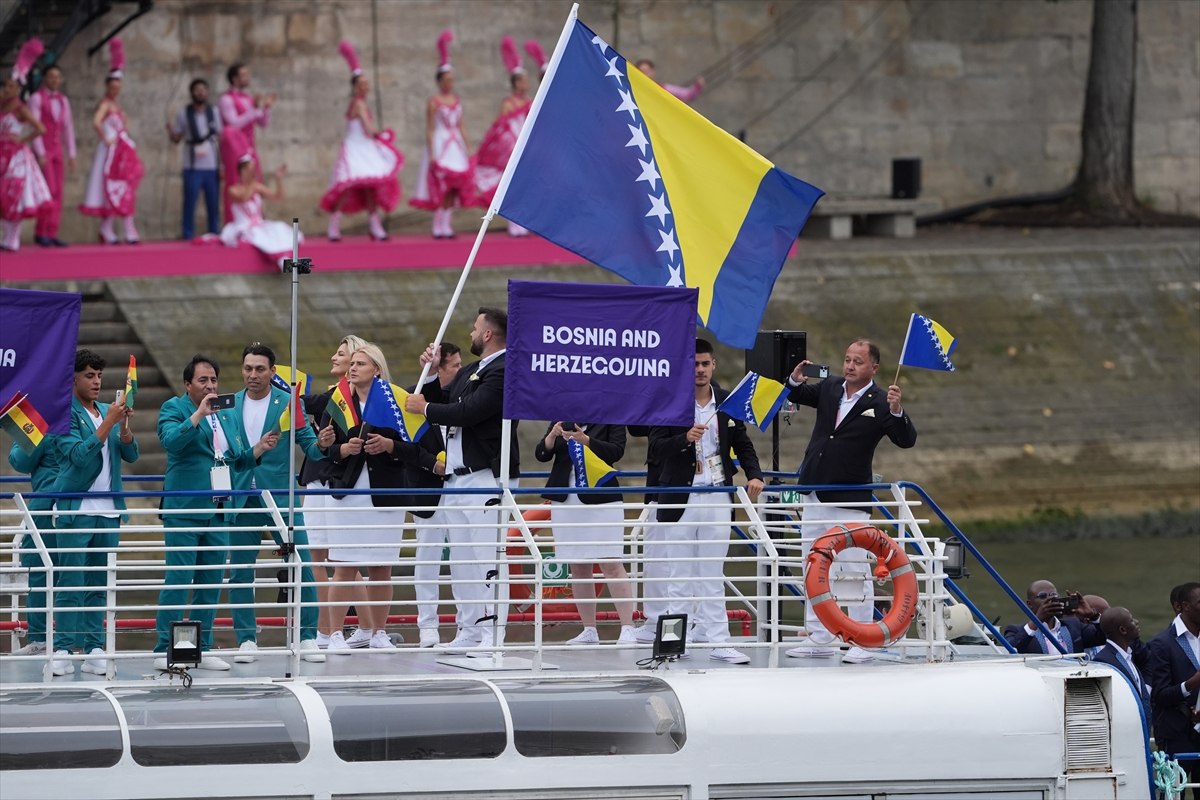 Paris 2024 Olimpiyat Oyunları'nın açılış töreni: Takımlar Sen Nehri'nden geçti