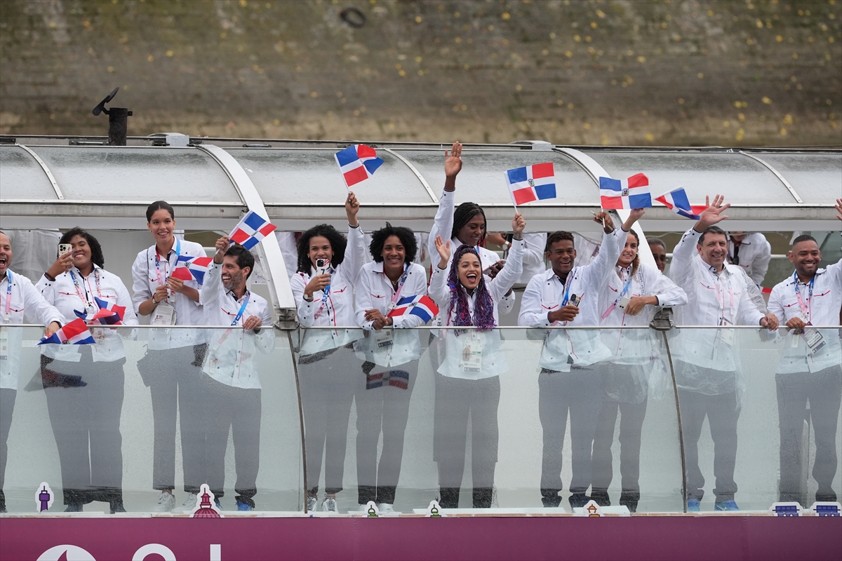 Paris 2024 Olimpiyat Oyunları'nın açılış töreni: Takımlar Sen Nehri'nden geçti