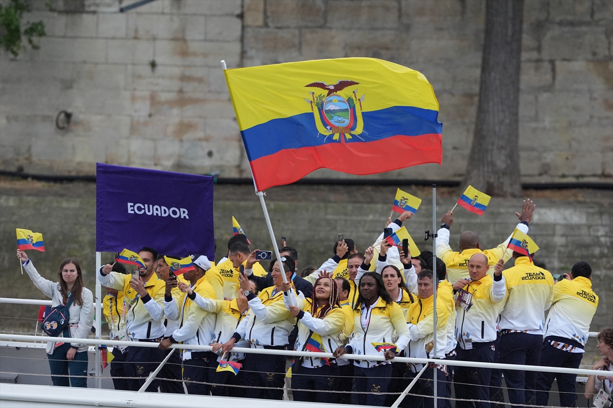 Paris 2024 Olimpiyat Oyunları'nın açılış töreni: Takımlar Sen Nehri'nden geçti
