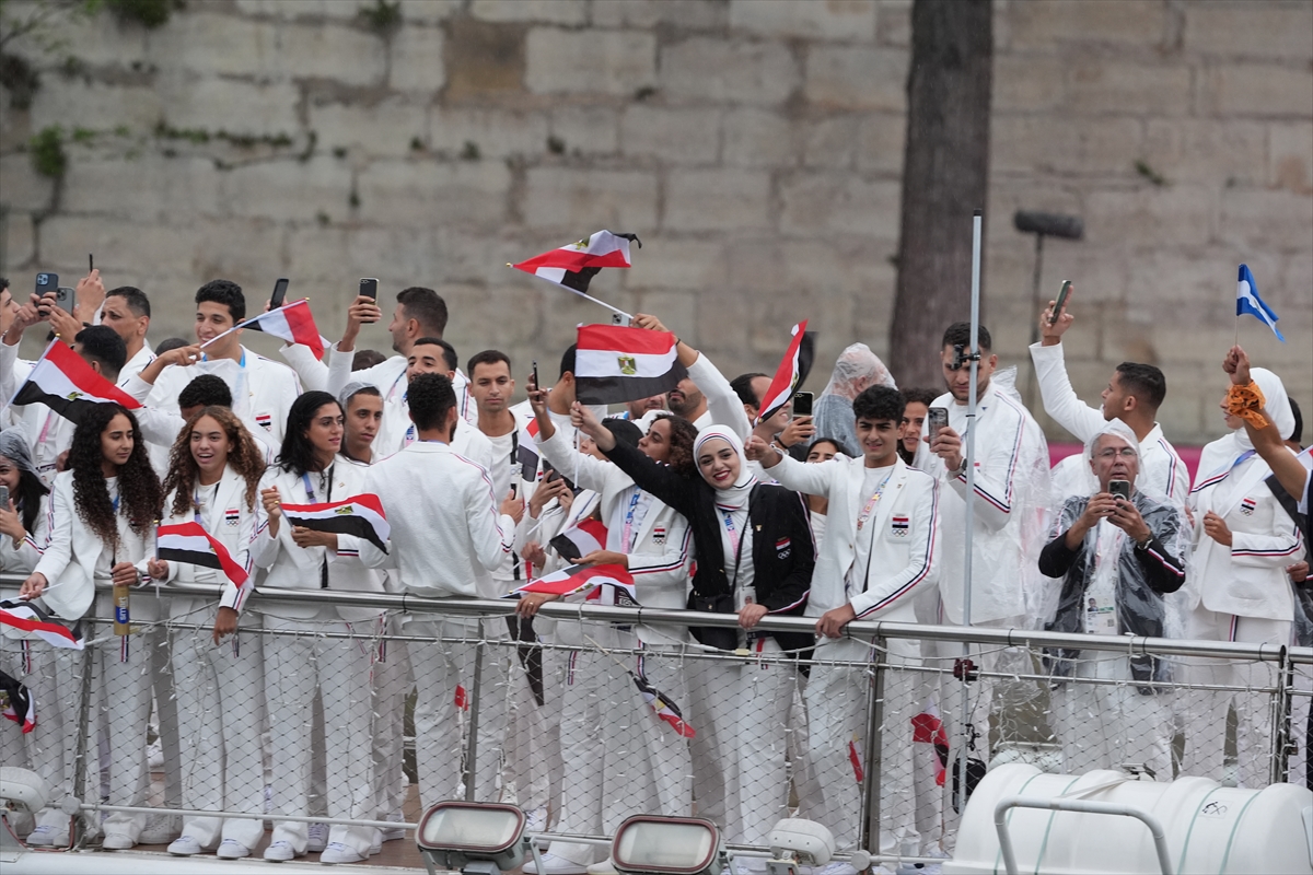 Paris 2024 Olimpiyat Oyunları'nın açılış töreni: Takımlar Sen Nehri'nden geçti