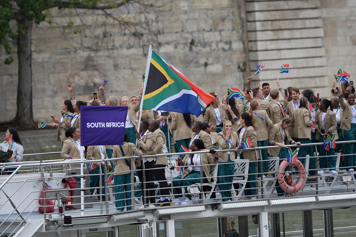Paris 2024 Olimpiyat Oyunları'nın açılış töreni: Takımlar Sen Nehri'nden geçti